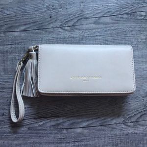 BNWOT Chargeable wallet nude colour phone case